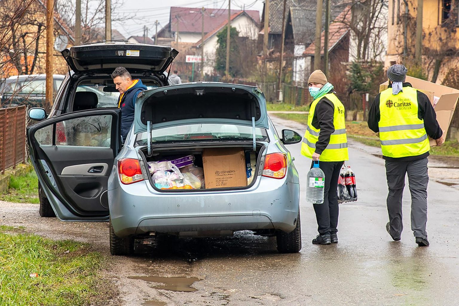 Volonteri donose potrepštine potresom pogođenom stanovništvu.