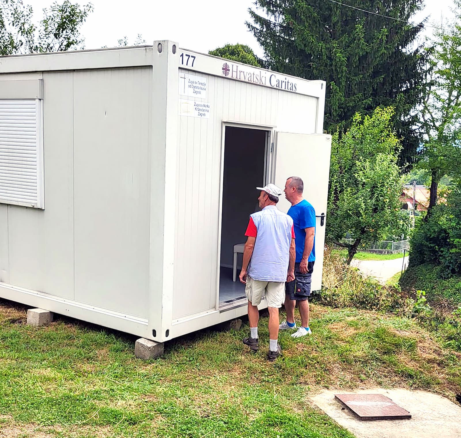 Korisnik Caritasa Zagrebačke nadbiskupije g. Mario razgledava mobilnu stambenu jedinicu koju je dobio na korištenje