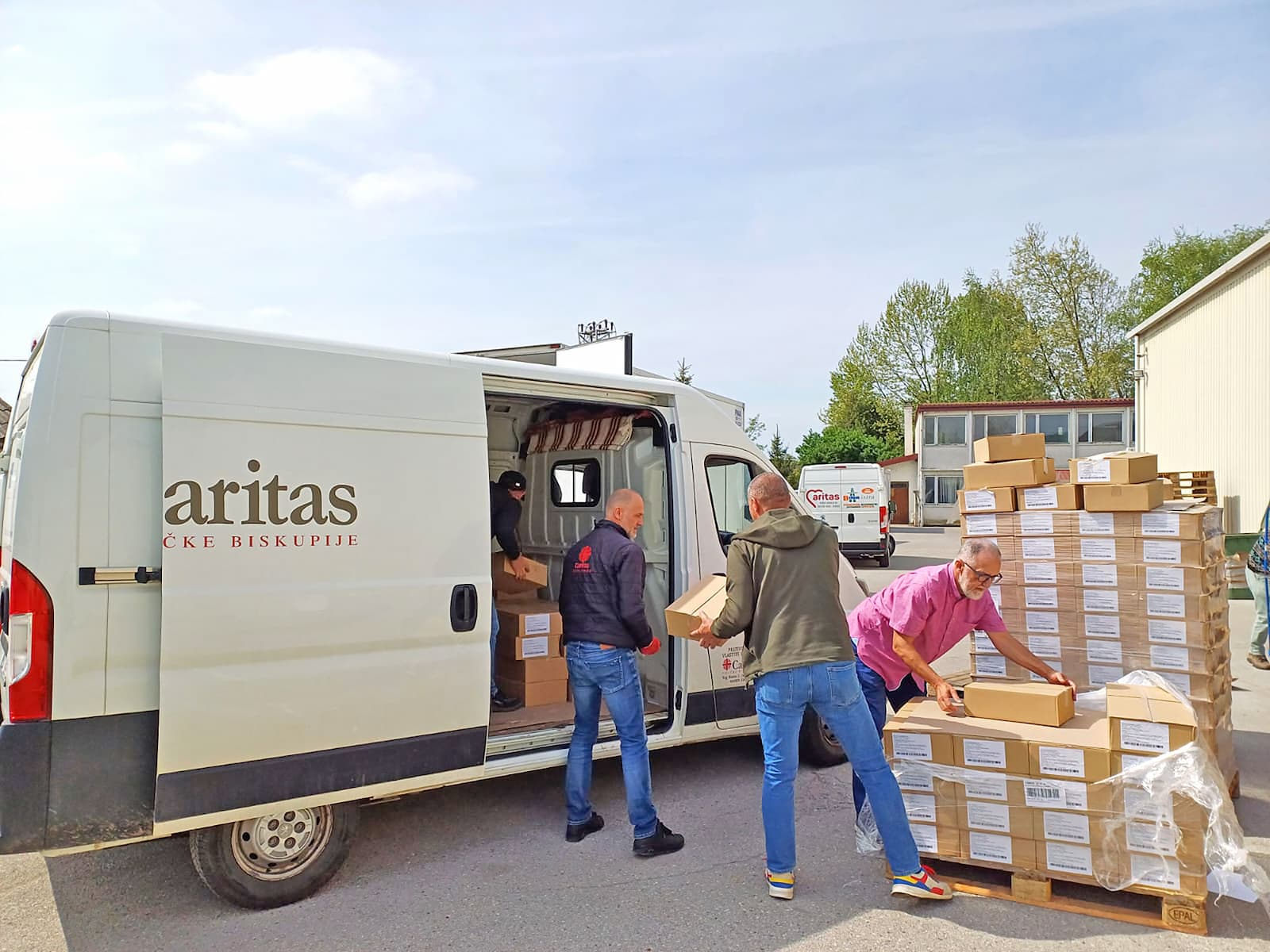Djelatnici Caritasa pripremaju donirane proizvode za distribuciju korisnicima.