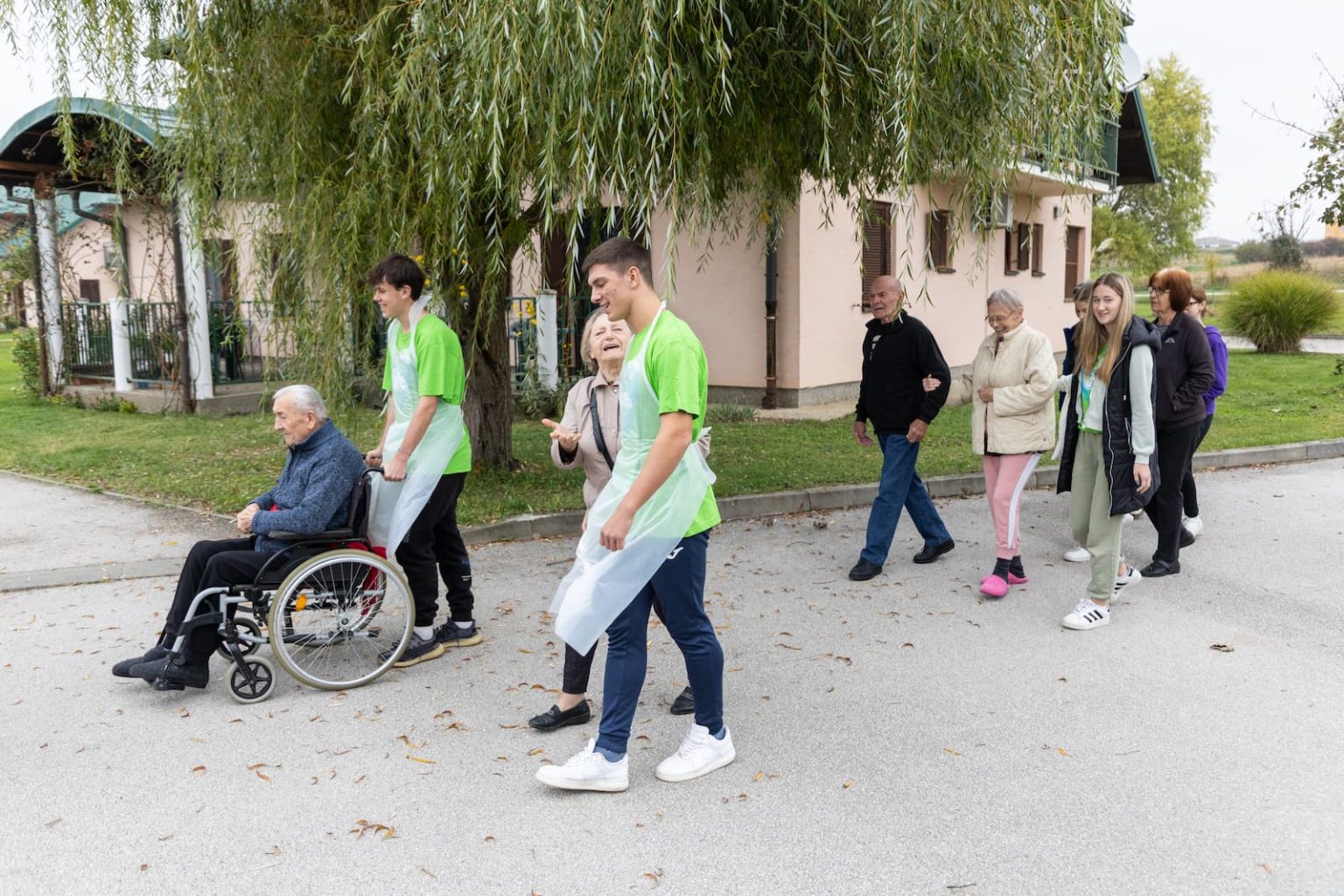 Volonteri akcije "72 sata bez kompromisa" s korisnicima Caritasove kuće "Sv. Kamilo de Lellis"
