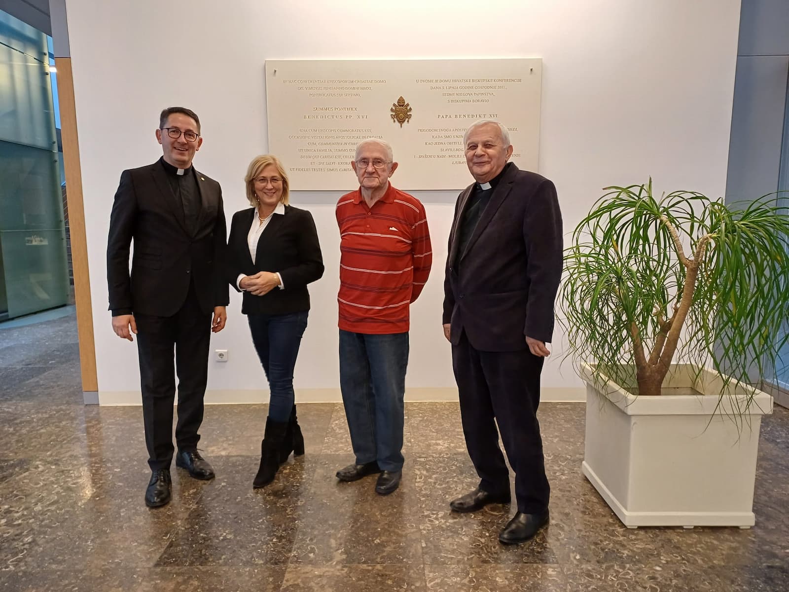 Ravnatelj Hrvatskog Caritasa fra Tomislav Glavnik s ravnateljicom Doma sv. Ane Karolinom Martinuš, g. Zvonkom Šilićem i o. Ivanom Radeljakom
